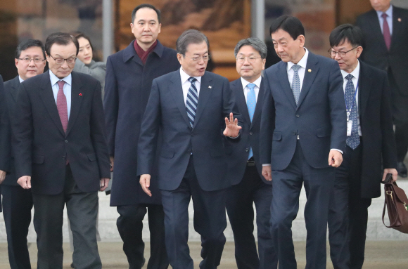 중국 쓰촨성 청두에서 열리는 한·일·중 정상회의에 참석하러 출국하는 문재인 대통령이 23일 오전 경기 성남 서울공항에서 진영 행정안전부 장관과 이야기하며 전용기로 향하고 있다. 2019. 12.23 도준석 기자 pado@seoul.co.kr
