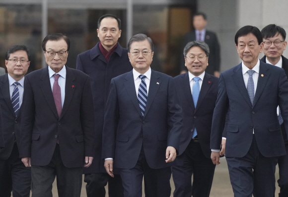 중국 쓰촨성 청두에서 열리는 한·일·중 정상회의에 참석하러 출국하는 문재인 대통령이 23일 오전 경기 성남 서울공항에서 전용기로 향하고 있다. 2019. 12.23 도준석 기자 pado@seoul.co.kr
