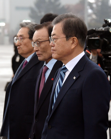 시진핑 주석과의 정상회담과 한중일 정상회의 참석차 나서는 문재인 대통령이 23일 오전 성남 서울공항에서 공군1호기에 탑승하기 위해 이동하고 있다. 2019. 12.23 도준석 기자 pado@seoul.co.kr