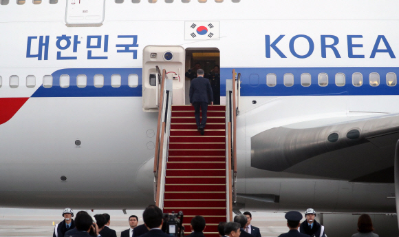 중국 쓰촨성 청두에서 열리는 한·일·중 정상회의에 참석하러 출국하는 문재인 대통령이 23일 오전 경기 성남 서울공항에서 전용기에 오르고 있다. 2019. 12.23 도준석 기자 pado@seoul.co.kr