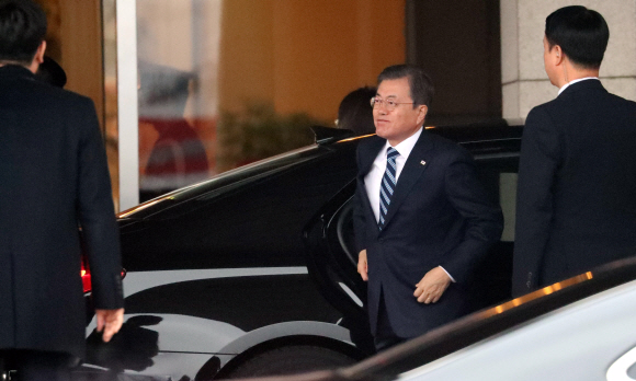 중국 쓰촨성 청두에서 열리는 한·일·중 정상회의에 참석하러 출국하는 문재인 대통령이 23일 오전 경기 성남 서울공항에 도착해 차량에서 내리고 있다. 2019. 12.23 도준석 기자 pado@seoul.co.kr