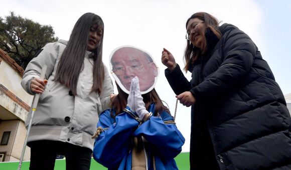 23일 서울 연희동 전두환 전 대통령 자택 앞 에서 열린 전두환 단죄를 위한 대학생 기자회견에 참석한 대학생들이 골프치는 전두환 전 대통령을 포박하는 퍼포먼스를 펼치고 있다. 2019.12.23 박지환기자 popocar@seoul.co.kr