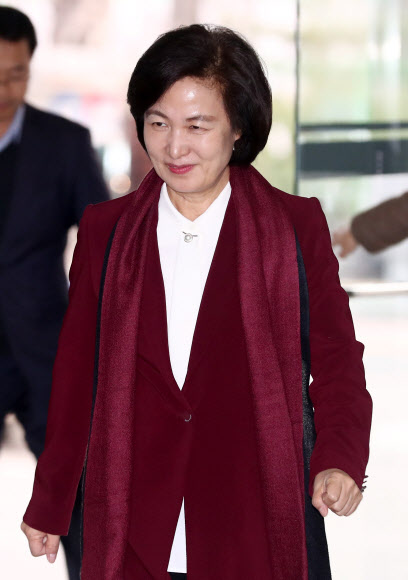 인사하는 추미애 법무부장관 후보자