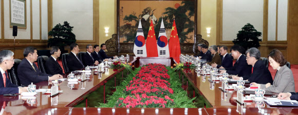 문재인(오른쪽 네 번째) 대통령과 시진핑(왼쪽 네 번째) 중국 국가주석이 23일 중국 베이징 인민대회당에서 정상회담을 하고 있다. 베이징 연합뉴스