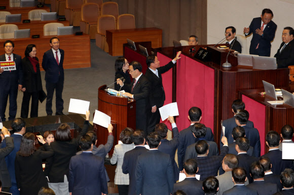 항의하는 자유한국당