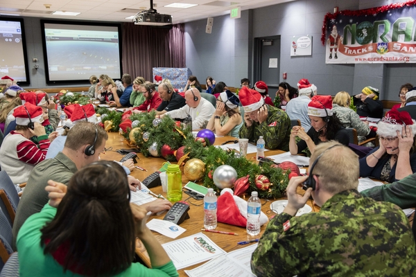 산타 위치 추적 사전모임하는 민간자원봉사자와 군인