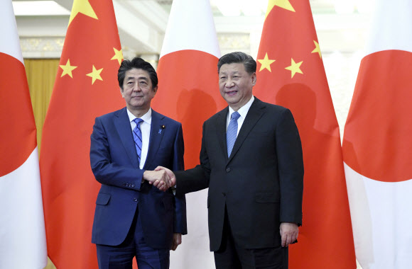 중국을 방문한 아베 신조 일본 총리(왼쪽)가 23일 오후 베이징 인민대회당에서 시진핑 중국 국가 주석과 정상회담을 하기에 앞서 악수하고 있다. AP 연합뉴스