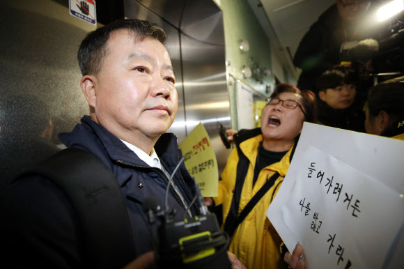 ‘가습기 살균제 사건과 4·16 세월호참사 특별조사위원회’(특조위) 비상임위원 김기수 변호사가 24일 서울 중구 특조위 사무실에서 열린 특조위 전원위원회에 참석하려다 유족 등의 항의를 받고 있다. 2019.12.24  연합뉴스