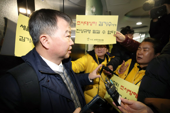 ‘가습기 살균제 사건과 4·16 세월호참사 특별조사위원회’(특조위) 비상임위원 김기수 변호사가 24일 서울 중구 특조위 사무실에서 열린 특조위 전원위원회에 참석하려다 유족 등의 항의를 받고 있다. 2019.12.24  연합뉴스