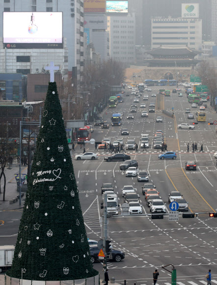 전날에 이어 수도권 등 중서부 지역을 중심으로 미세먼지가 짙게 낄 것으로 예보된 24일 오전 서울도서관에서 바라본 시내가 뿌옇다. 2019.12.24  연합뉴스