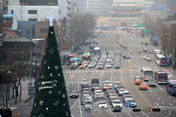 전날에 이어 수도권 등 중서부 지역을 중심으로 미세먼지가 짙게 낄 것으로 예보된 24일 오전 서울도서관에서 바라본 시내가 뿌옇다. 2019.12.24  연합뉴스