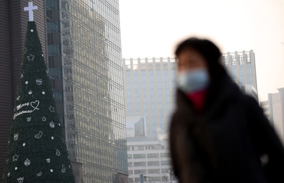 전날에 이어 수도권 등 중서부 지역을 중심으로 미세먼지가 짙게 낄 것으로 예보된 24일 오전 마스크를 쓴 시민이 서울광장을 지나고 있다. 2019.12.24  연합뉴스