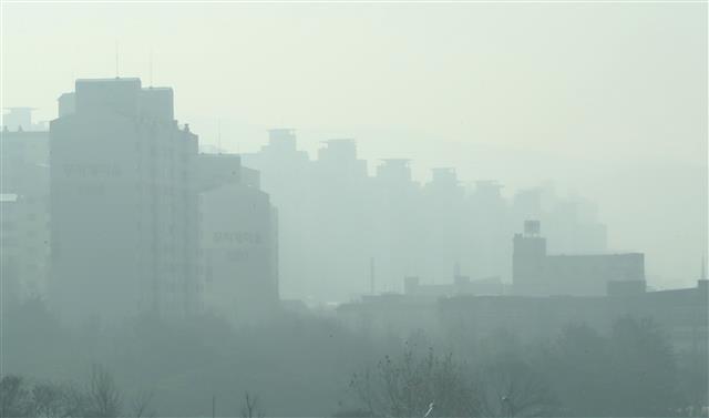 수도권 등 권역에 미세먼지 농도가 ‘나쁨’ 수준을 보이고 있는 24일 오전 경기도 부천시 중동의 한 거리가 뿌옇게 보이고 있다. 국립환경과학원은 이날 대기 정체로 국내 발생 미세먼지와 전일 유입된 국외 미세먼지가 축적돼 중서부지역과 일부 영남내륙지역에서 농도가 높을 것으로 전망했다. 2019.12.24 뉴스1