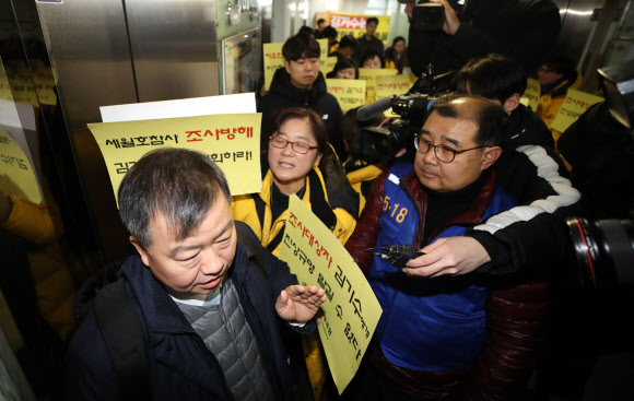 ‘가습기 살균제 사건과 4·16 세월호참사 특별조사위원회’(특조위) 비상임위원 김기수 변호사가 24일 서울 중구 특조위 사무실에서 열린 특조위 전원위원회에 참석하려다 유족 등의 항의를 받고 있다. 2019.12.24  연합뉴스