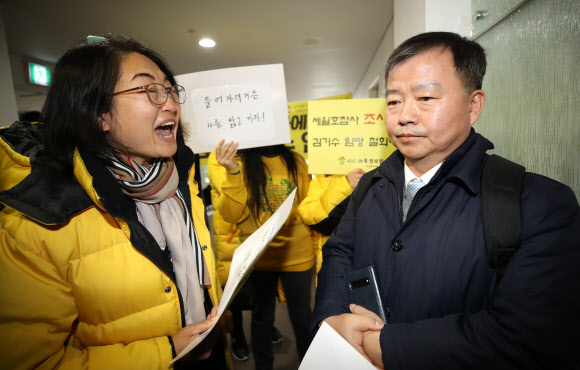 ‘가습기 살균제 사건과 4·16 세월호참사 특별조사위원회’(특조위) 비상임위원 김기수 변호사가 24일 서울 중구 특조위 사무실에서 열린 특조위 전원위원회에 참석하려다 유족의 항의를 받고 있다. 2019.12.24  연합뉴스