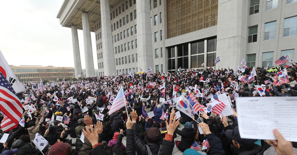 사진은 2019년 12월 16일 당시 자유한국당이 국회에서 주최한 ‘공수처(고위공직자비리수사처)법·선거법 날치기 저지 규탄대회’에 한국당·우리공화당 지지자들과 보수단체 회원들이 참여한 모습. 이들 중 일부가 국회의사당 진입을 시도해 경찰과 국회 방호원들과 충돌했다. 2019.12.16 연합뉴스