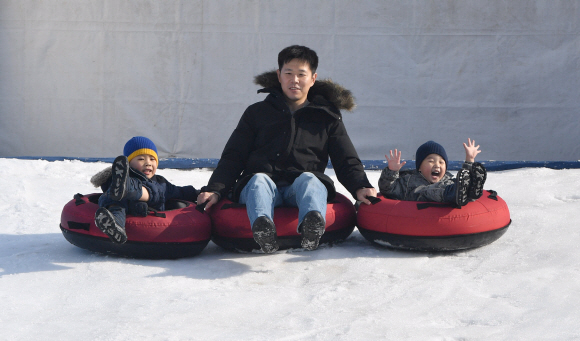 뚝섬 눈썰매장이 개장을 한 24일 서울 뚝섬 눈썰매장에서 시민들이 즐거운 표정으로 눈썰매를 즐기고 있다. 2019.12.24 박지환기자 popocar@seoul.co.kr
