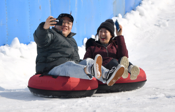 뚝섬 눈썰매장이 개장을 한 24일 서울 뚝섬 눈썰매장에서 외국인 관광객들이 즐거운 표정으로 눈썰매를 즐기고 있다. 2019.12.24 박지환기자 popocar@seoul.co.kr