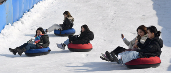뚝섬 눈썰매장이 개장을 한 24일 서울 뚝섬 눈썰매장에서 시민들이 즐거운 표정으로 눈썰매를 즐기고 있다. 2019.12.24 박지환기자 popocar@seoul.co.kr