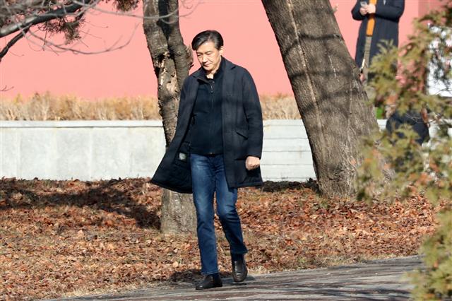 조국 전 법무부 장관이 24일 오후 경기도 의왕 서울구치소에서 배우자인 정경심 동양대 교수 면회를 마친 뒤 구치소를 나서고 있다. 2019.12.24 뉴스1