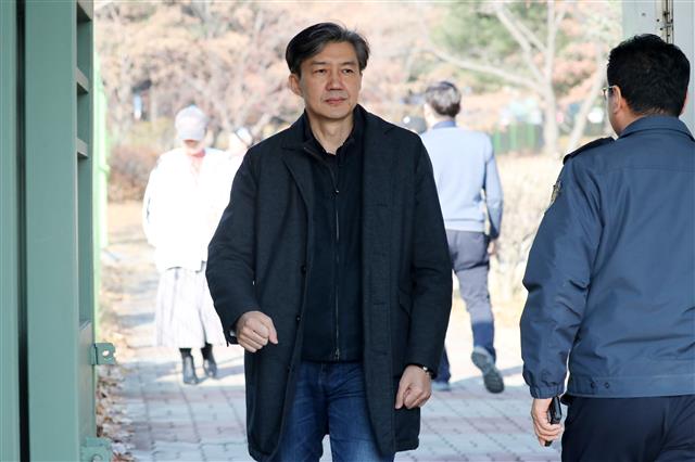 조국 전 법무부 장관이 24일 오후 경기도 의왕 서울구치소에서 배우자인 정경심 동양대 교수 면회를 마친 뒤 구치소를 나서고 있다. 2019.12.24 뉴스1