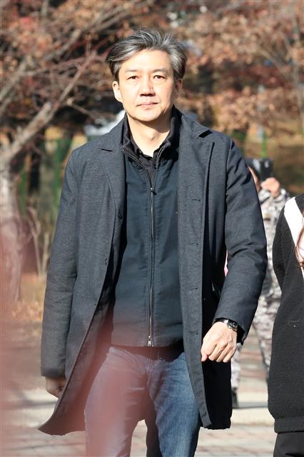 조국 전 법무부 장관이 24일 오후 경기도 의왕 서울구치소에서 배우자인 정경심 동양대 교수 면회를 마친 뒤 구치소를 나서고 있다. 2019.12.24 뉴스1