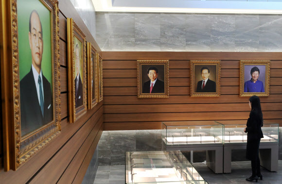 박근혜 전 대통령의 기록물을 포함한 역대 대통령의 초상화가 24일 오후 세종시 대통령기록관 ‘기록의 전당’ 코너에 처음으로 일반에 공개되고 있다. 2019.12.24  연합뉴스