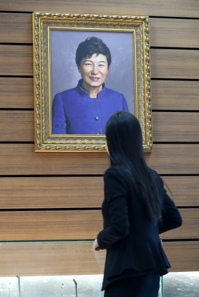 박근혜 전 대통령 초상화와 기록물들이 24일 오후 세종시 대통령기록관에 처음으로 일반에 공개되고 있다. 2019.12.24  연합뉴스