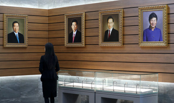 박근혜 전 대통령의 기록물을 포함한 역대 대통령의 초상화가 24일 오후 세종시 대통령기록관 ‘기록의 전당’ 코너에 처음으로 일반에 공개되고 있다. 2019.12.24  연합뉴스