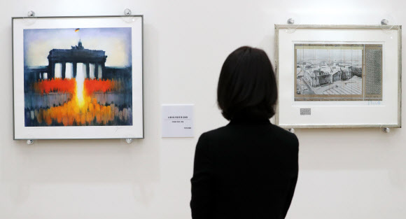 24일 오후 세종시 대통령기록관에서 열리고 있는 ‘대통령의 미술품-세계의 회화와 공예’ 전을 시민이 관람하고 있다. 2019.12.24  연합뉴스