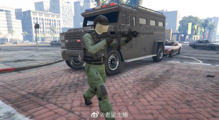 중국 게이머가 홍콩 전경 복장을 하고 경찰 차량과 함께 등장한 모습. 웨이보