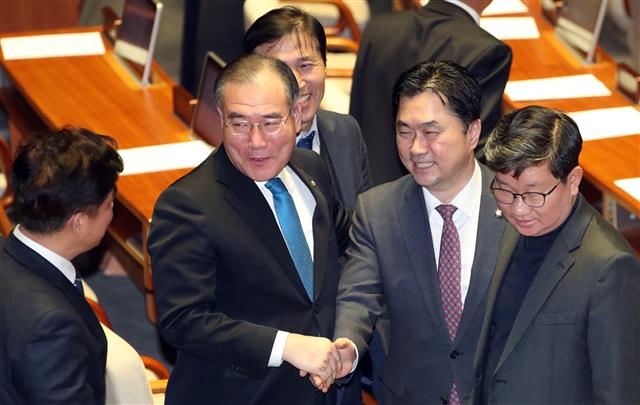 두 번째 주자인 더불어민주당 김종민(오른쪽 두 번째) 의원이 주 의원보다 32분 길게 연설한 뒤 동료 의원들과 인사하고 있다. 뉴스1