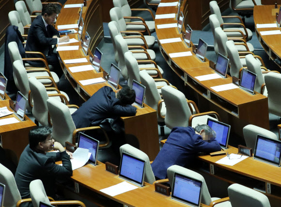 24일 국회에서 필리버스터가 진행되는 와중에 여야 의원들이 엎드려 자고 있다. 연합뉴스