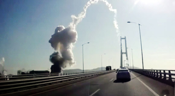 24일 전남 광양시 포스코 광양제철소에서 발생한 폭발 사고로 쇳덩이가 연기와 함께 다리 쪽으로 떨어지고 있다. 광양 연합뉴스