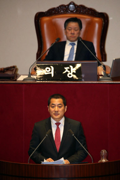 자유한국당 박대출 의원이 25일 오전 국회에서 열린 본회의에서 공직선거법 개정안에 대해 무제한 토론을 하고 있다. 2019.12.25  연합뉴스