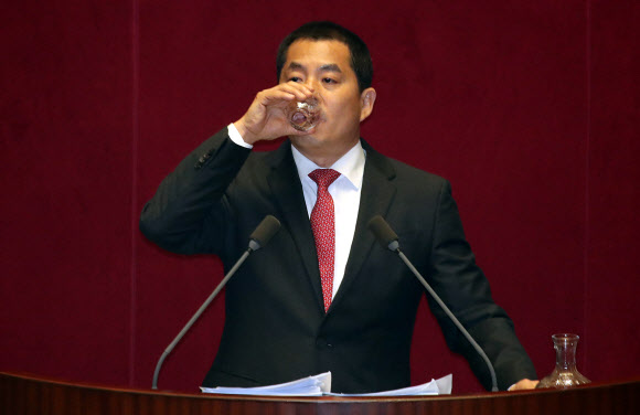자유한국당 박대출 의원이 25일 오전 국회에서 열린 본회의에서 공직선거법 개정안에 대해 무제한 토론을 하던 중 물을 마시고 있다. 2019.12.25  연합뉴스