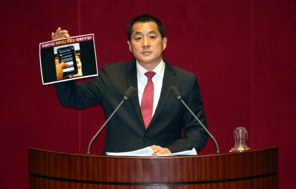 자유한국당 박대출 의원이 25일 오전 국회에서 열린 본회의에서 공직선거법 개정안에 대해 무제한 토론을 하고 있다. 2019.12.25  연합뉴스