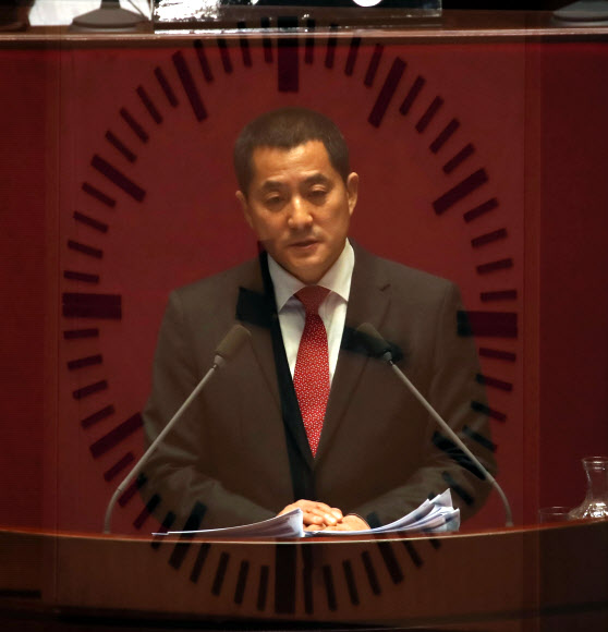 자유한국당 박대출 의원이 25일 오전 국회에서 열린 본회의에서 공직선거법 개정안에 대해 무제한 토론을 하고 있다. 2019.12.25   연합뉴스