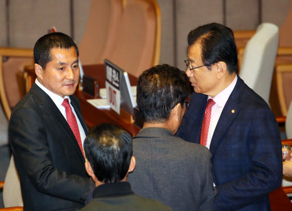 ‘공직선거법 개정안’에 대한 ‘무제한 토론’이 사흘째 이어진 25일 오전 국회 본회의장에서 자유한국당 박대출 의원이 발언을 마친 뒤 동료 의원들과 인사하고 있다.  2019.12.25  연합뉴스