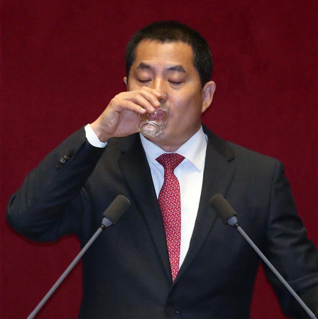 박대출 자유한국당 의원이 25일 새벽 서울 여의도 국회에서 열린 제372회 국회 (임시회) 제1차 본회의에서 공직선거법 일부개정법률안에 대한 반대 측 무제한 토론(필리버스터)중 물을 마시고 있다. 박대출 의원은 “문희상 의장에게 ‘존경’이라는 말을 붙이기 민망하게 됐다”며 “71년 의정사에 있을 수 없는 일을 하며 오점을 남겼다”고 주장했다. 본회의에는 지난 23일 선거법등 패스트트랙(신속처리안건) 법안이 상정됐다. 2019.12.25 뉴스1