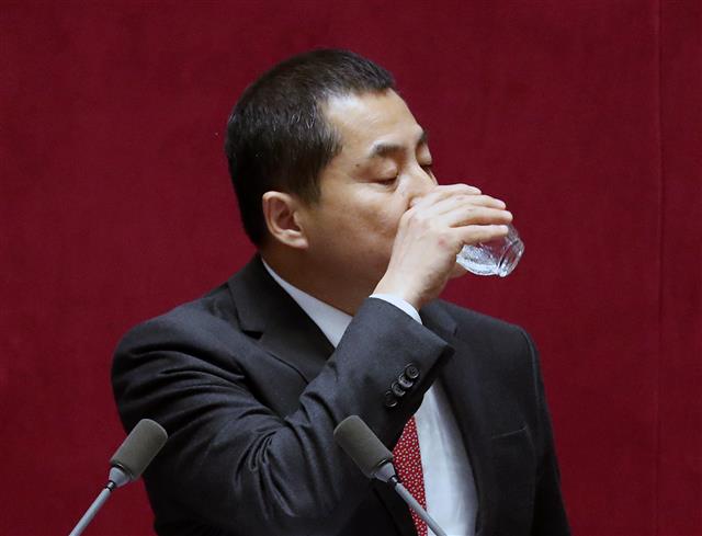 박대출 자유한국당 의원이 25일 새벽 서울 여의도 국회에서 열린 제372회 국회 (임시회) 제1차 본회의에서 공직선거법 일부개정법률안에 대한 반대 측 무제한 토론(필리버스터)중 물을 마시고 있다. 박대출 의원은 “문희상 의장에게 ‘존경’이라는 말을 붙이기 민망하게 됐다”며 “71년 의정사에 있을 수 없는 일을 하며 오점을 남겼다”고 주장했다. 본회의에는 지난 23일 선거법,고위공직자범죄수사처법 등 패스트트랙(신속처리안건) 법안이 상정됐다. 2019.12.25 뉴스1