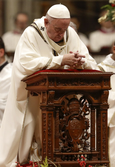 프란치스코 교황이 24일(현지시간) 바티칸 성베드로대성당에서 성탄 전야 미사를 집전하고 있다. AP 연합뉴스