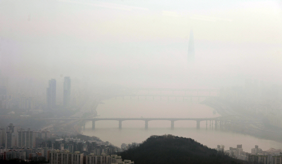 크리스마스인 25일 서울 남산타워에서 바라본 서울시내가 미세먼지로 희뿌연 모습을 보이고 있다. 2019. 12. 25.  박윤슬 기자 seul@seoul.co.kr