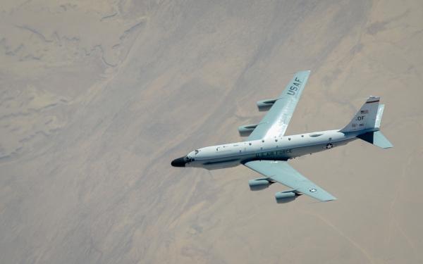 북한의 ‘크리스마스 선물’ 언급에 따른 기습 도발 가능성에 미국의 정찰기 4대가 한반도와 동해 상공을 비행하며 대북 정찰 임무를 수행했다.25일 민간항공추적 사이트 ‘에어크래프트 스폿’에 따르면 미 공군의 지상감시정찰기 E-8C 조인트 스타즈(J-STARS)가 한반도 3만1000피트(약 9.4km) 상공에서 정찰 임무, 리벳조인트(RC-135W)는 3만1000피트(약 9.4km) 상공에서 대북 감시 비행, 글로벌호크(RQ-4)는 한반도 5만3000피트(약 16km) 상공에서 임무를 수행했으며, RC-135S(코브라볼)은 일본 오키나와 가데나 미 공군기지에서 이륙, 동해 상공에서 비행하는 모습이 포착됐다고 밝혔다. 정찰기 4대의 동시 출동은 무척 이례적인 일로 미군은 한동안 정찰기의 위치식별 장치를 꺼놓고 비행하다 다시 켜며 대북압박을 강화하는 모습을 보이고 있다. 사진은 미 공군 정찰기 리벳 조인트(RC-135W)의 모습. 2019.12.25 미 공군 제공