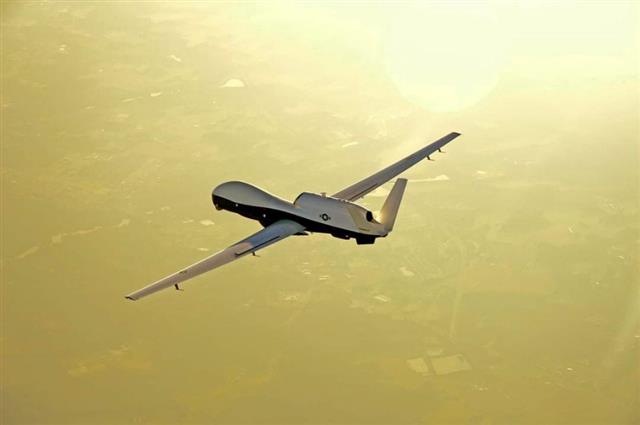 북한의 ‘크리스마스 선물’ 언급에 따른 기습 도발 가능성에 미국의 정찰기 4대가 한반도와 동해 상공을 비행하며 대북 정찰 임무를 수행했다.25일 민간항공추적 사이트 ‘에어크래프트 스폿’에 따르면 미 공군의 지상감시정찰기 E-8C 조인트 스타즈(J-STARS)가 한반도 3만1000피트(약 9.4km) 상공에서 정찰 임무, 리벳조인트(RC-135W)는 3만1000피트(약 9.4km) 상공에서 대북 감시 비행, 글로벌호크(RQ-4)는 한반도 5만3000피트(약 16km) 상공에서 임무를 수행했으며, RC-135S(코브라볼)은 일본 오키나와 가데나 미 공군기지에서 이륙, 동해 상공에서 비행하는 모습이 포착됐다고 밝혔다. 정찰기 4대의 동시 출동은 무척 이례적인 일로 미군은 한동안 정찰기의 위치식별 장치를 꺼놓고 비행하다 다시 켜며 대북압박을 강화하는 모습을 보이고 있다. 사진은 고고도 무인정찰기(HUAS) 글로벌호크(RQ-4) 모습. 2019.12.25 미 공군 제공