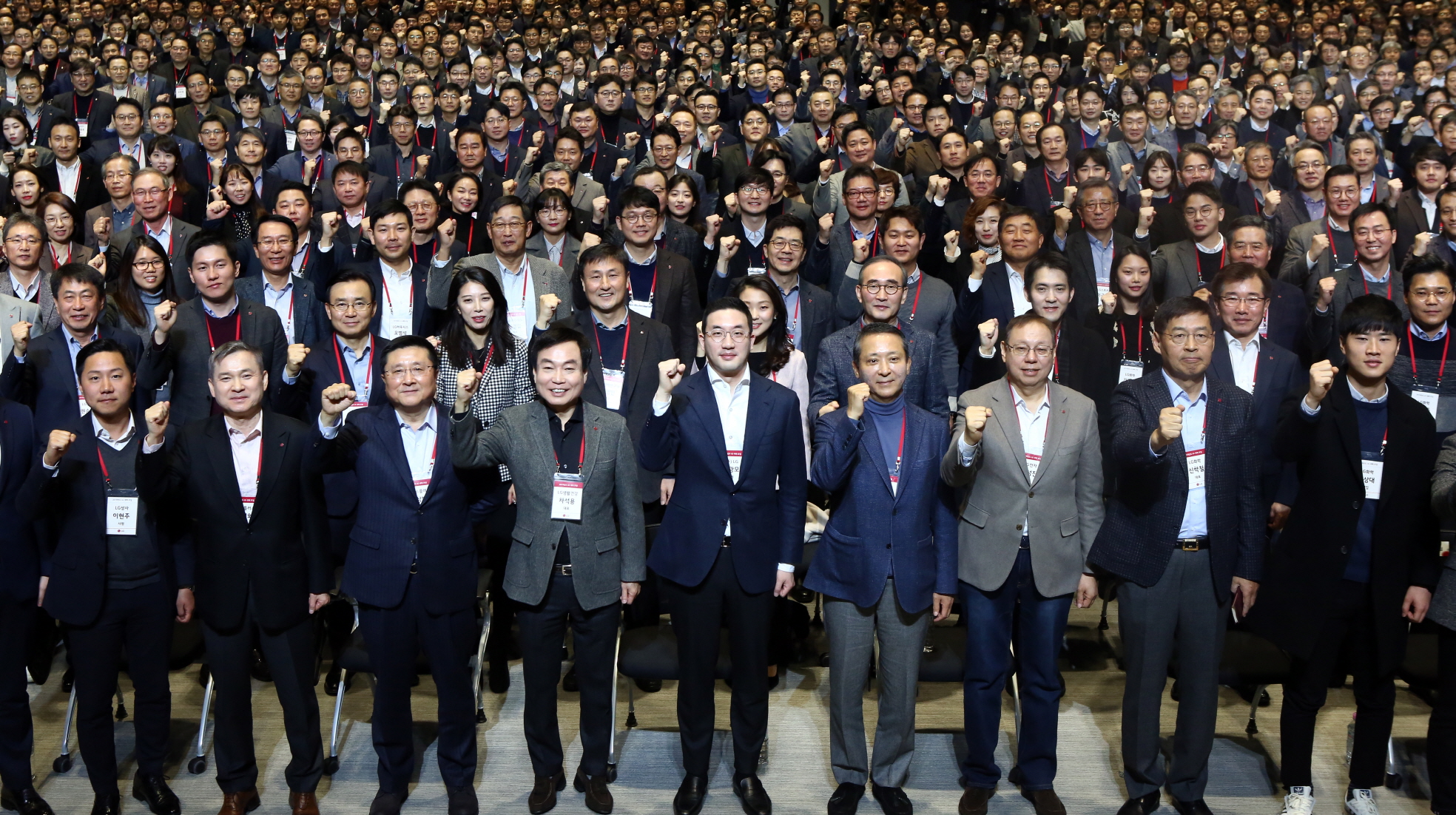 지난 1월 2일 서울 마곡 LG사이언스파크에서 열린 LG그룹의 새해 모임에서 구광모(앞줄 가운데) 회장과 임직원들이 화이팅을 외치며 도약의 의지를 다지고 있다. LG 제공
