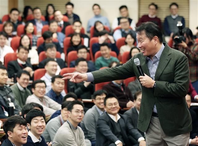지난 1월 서울 종로구 SK서린빌딩에서 열린 ‘행복 토크’에서 최태원 SK 회장이 직원들과 대화하고 있다. SK 제공