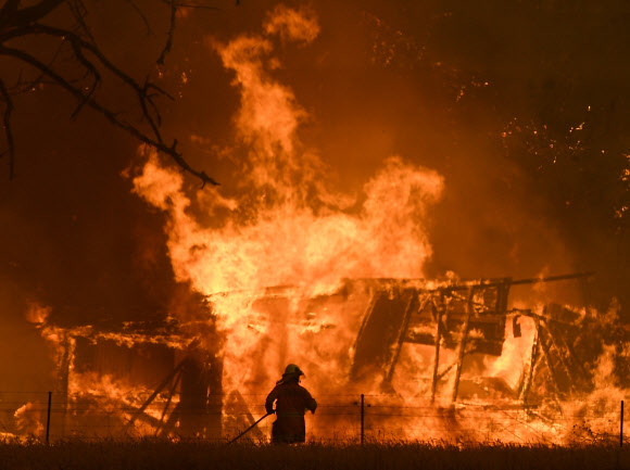 Bushfires continue to burn in New South Wales