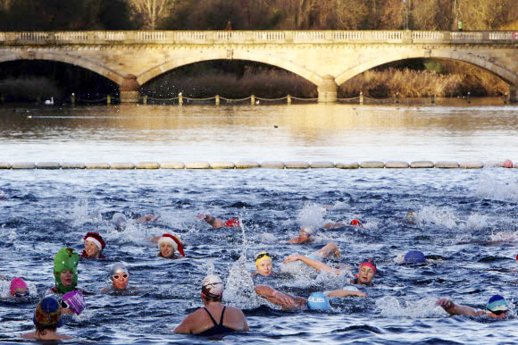 매년 열리는 하이드 파크 크리스마스 수영 참가자들이 25일(현지시간) 영국 런던의 하이드 파크에서 열린 ‘110미터 피터 팬컵 수영 경기(the 110 meter Peter Pan Cup swimming race)’에 참여하고 있다. EPA 연합뉴스