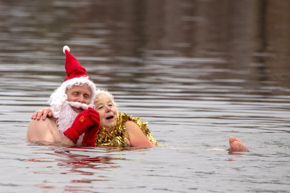 ‘Berliner Seehunde’수영 클럽 멤버들이 25일(현지시간) 독일 베를린의 오랑케세 호수에서 전통적인 크리스마스 겨울 수영에 참가하고 있다. EPA 연합뉴스